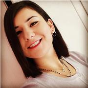 Laureata in giurisprudenza, fornisce ripetizioni di diritto per studenti delle scuole superiori